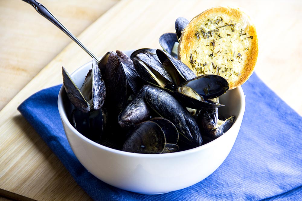 Steamed Mussels & Garlic Bread