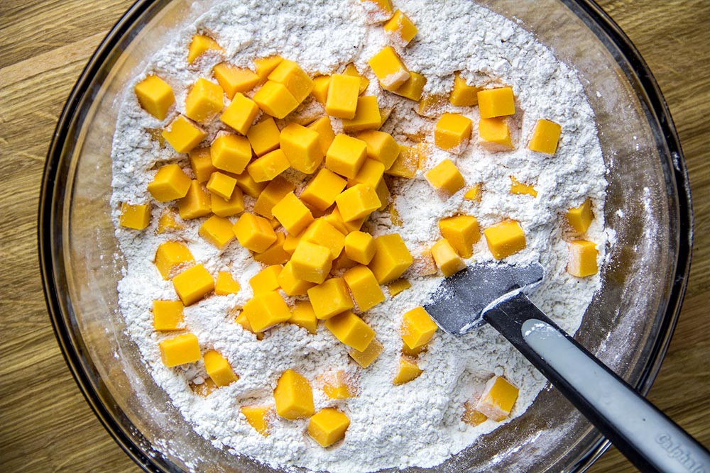 Cubed Cheddar Cheese in Dry Bread Ingredients