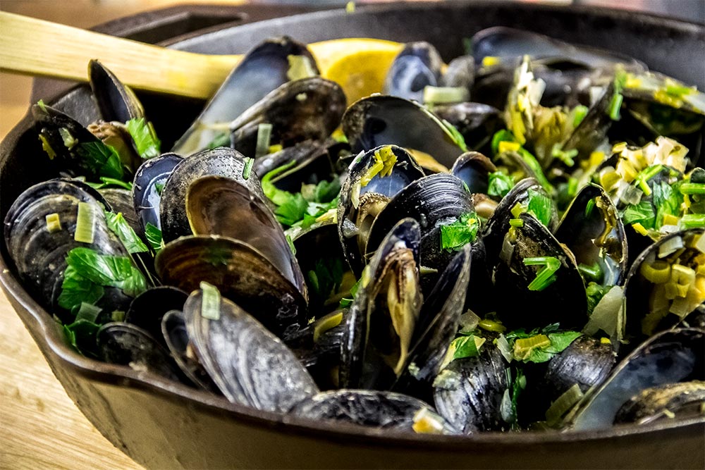 Lemon and Leeks Mussels Marinière Recipe by Williams-Sonoma