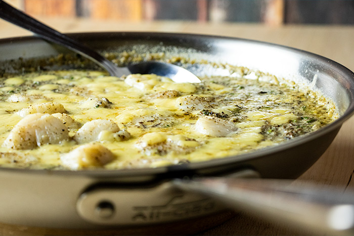 Broiled Sea Scallops in Cream Sauce